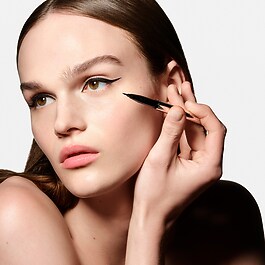 Clear Cut Liquid Eyeliner - Eyeliner w płynie